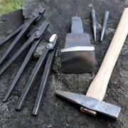 Outils pour la fabrication de la cotte de maille rivetée.