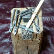 Outils pour la fabrication de la cotte de maille rivetée.